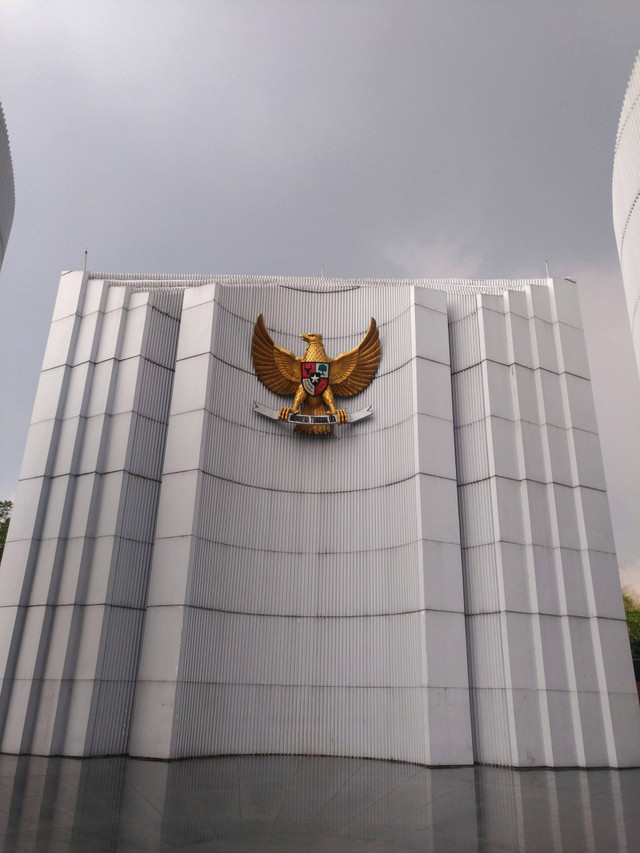 1.1. pancasila era digital (sumber: https://www.pexels.com/id-id/foto/tengara-penunjuk-penanda-tonggak-batas-6937006/ )