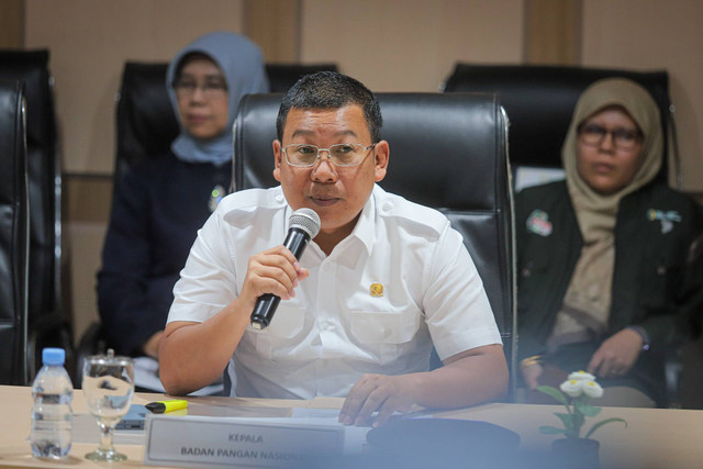 Kepala Badan Pangan Nasional (BPN) Arief Prasetyo Adi memberikan keterangan pers terkait Anggur Shine Muscat di Gedung Pangan Nasional, Jakarta, Senin (4/11/2024). Foto: Iqbal Firdaus/kumparan