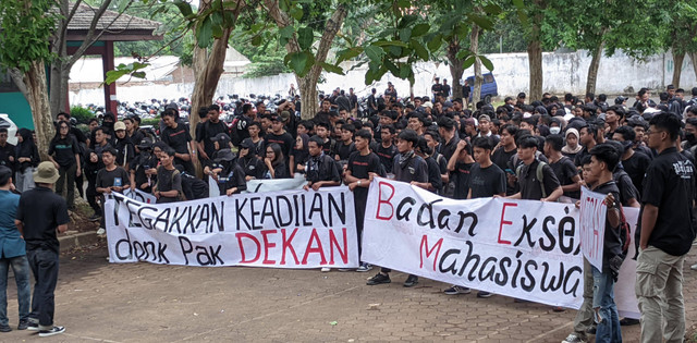 Demo mahasiswa penjas FKIP Unila terkait pengeroyokan yang dilakukan BEM FKIP Unila | foto: Eva nurdiah/Lampung Geh