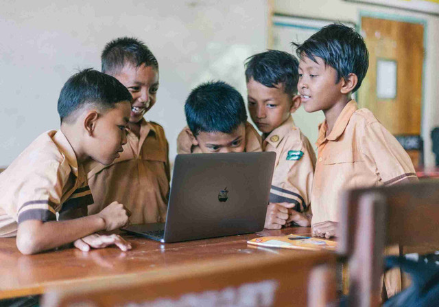 1.1. Generasi Alpha (sumber: https://www.pexels.com/id-id/foto/anak-laki-laki-menggunakan-silver-macbook-indoors-3401403/)