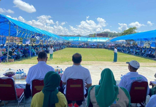 Kampanye dialogis Ruksamin-Sjafei di Lapangan Sepak Bola Latamoro, Kelurahan Rate-Rate, Kecamatan Tirawuta Kabupaten Kolaka Timur, pada Senin (4/11). Foto: Dok. Istimewa.