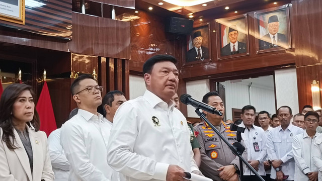 Menpolkam Budi Gunawan memberikan keterangan pers usai rapat tingkat menteri di kantor Kemenko Polkam, Jakpus, Senin (4/11/2024). Foto: Thomas Bosco/kumparan