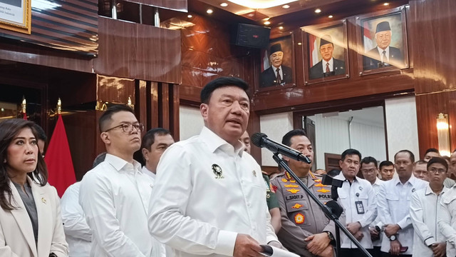 Menpolkam Budi Gunawan memberikan keterangan pers usai rapat tingkat menteri di kantor Kemenko Polkam, Jakpus, Senin (4/11/2024). Foto: Thomas Bosco/kumparan