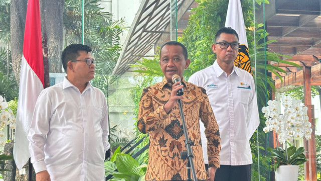 Menteri ESDM Bahlil Lahadalia dalam konferensi pers di kantornya, Senin (4/11/2024). Foto: Ave Airiza Gunanto/kumparan