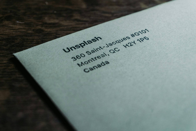 Ilustrasi cara menulis alamat paket. Sumber: jonathan kemper/unsplash