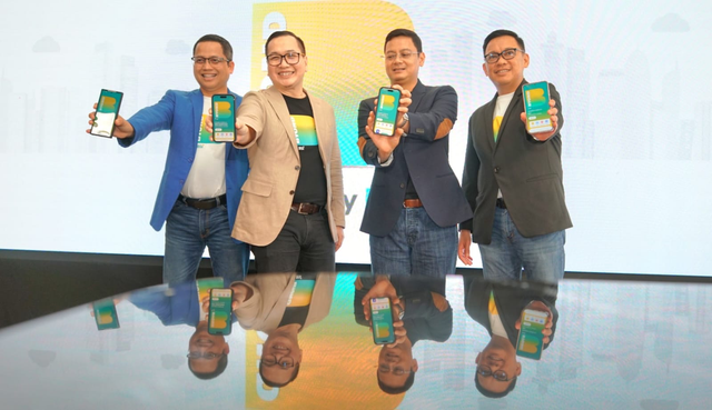 SEVP Digital Banking PT Bank Syariah Indonesia tbk (BSI) Saut Parulian Saragih (tiga dari kiri) menunjukkan BYOND by BSI didampingi Corporate Secretary BSI Wisnu Sunandar (paling kiri), SVP Digital Banking Retail BSI Riko Wardhana (dua dari kiri) dan SVP Marketing Communication BSI Kemas Erwan Husainy (paling kanan) saat BYOND by BSI Pre-Grand Launching Press Conference (4/11/2024). Foto: Dok. BSI