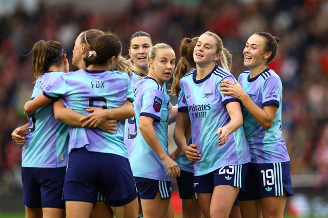 Alessia Russo dkk tengah merayakan gol Arsenal ke gawang Manchester United dalam lanjutan WSL, Minggu (3/11).  Foto: Action Images via Reuters/Andrew Boyers