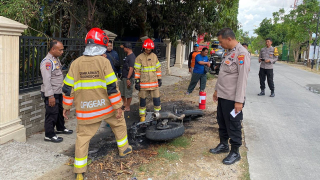 Satu unit sepeda motor yang terbakar di Desa Sumberejo, Kecamatan Trucuk, Kabupaten Bojonegoro, Jawa Timur. Senin (04/11/2024) (Aset: Istimewa)