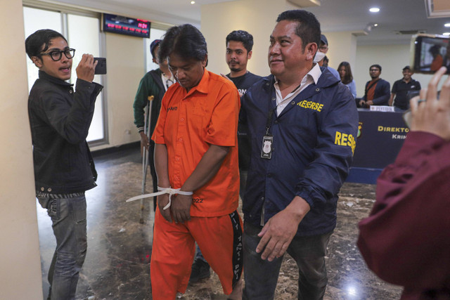 Petugas menghadirkan Fauzan Fahmi tersangka kasus pembunuhan pada konferensi pers di Ditreskrimum Polda Metro Jaya, Jakarta, Senin (4/11/2024). Foto: Iqbal Firdaus/kumparan