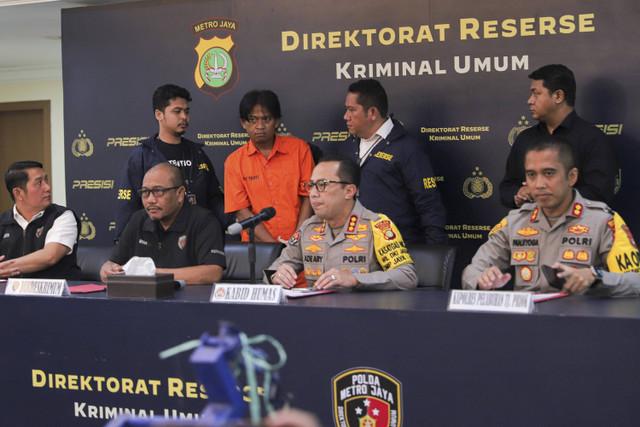 Petugas menghadirkan Fauzan Fahmi tersangka kasus pembunuhan pada konferensi pers di Ditreskrimum Polda Metro Jaya, Jakarta, Senin (4/11/2024). Foto: Iqbal Firdaus/kumparan