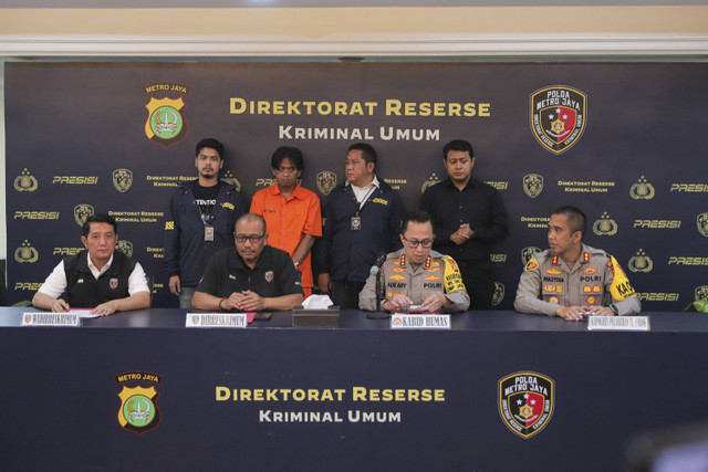 Petugas menghadirkan Fauzan Fahmi tersangka kasus pembunuhan pada konferensi pers di Ditreskrimum Polda Metro Jaya, Jakarta, Senin (4/11/2024). Foto: Iqbal Firdaus/kumparan