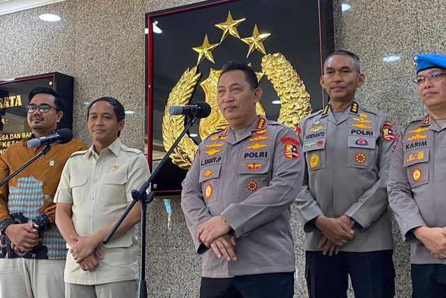 Kapolri Jenderal Listyo Sigit Prabowo (kanan) bersama Menteri Kehutanan Raja Juli Antoni (kiri) di Mabes Polri, Jakarta pada Senin (4/11/2024). Foto: Abid Raihan/kumparan