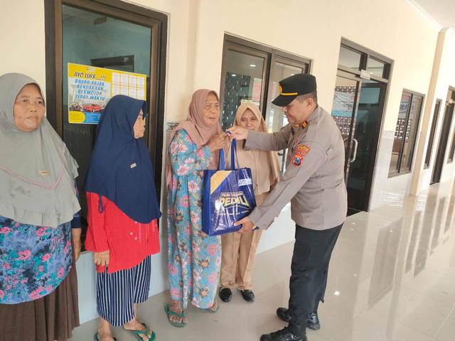 Polres Tulungagung Peduli, Bagikan Paket Sembako Warga 3 Desa di Kecamatan Pakel