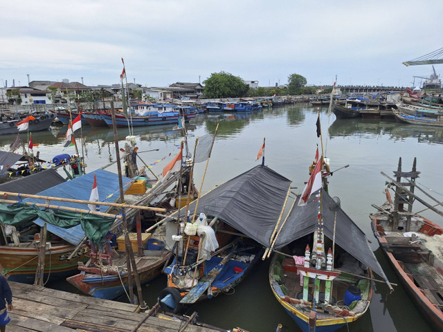 Kapal-kapal nelayan yang ditambatkan ke tanggul pantai Kalibaru, Jakarta Utara. Foto: Argya D. Maheswara/kumparan 