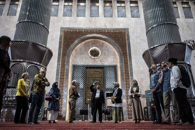 Kabid Peribadatan Masjid Istiqlal Bukhori Sail Attahiri (tengah) menyampaikan penjelasan kepada peserta Forum Internasional Humanitarian Islam saat berkunjung di Masjid Istiqlal, Jakarta, Senin (4/11/2024). Foto: Aprillio Akbar/ANTARA FOTO