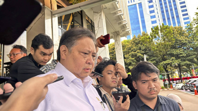 Menko Bidang Perekonomian, Airlangga Hartarto di kantornya, Senin (4/11/2024). Foto: Ave Airiza Gunanto/kumparan