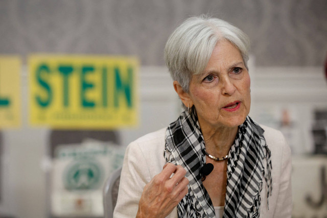 Calon presiden dari Partai Hijau Jill Stein berbicara kepada media selama rapat umum di Dearborn, Michigan, AS, Minggu (6/10/2024). Foto: Rebecca Cook/ REUTERS
