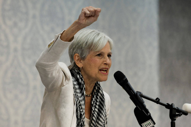 Calon presiden dari Partai Hijau Jill Stein berbicara kepada media selama rapat umum di Dearborn, Michigan, AS, Minggu (6/10/2024). Foto: Rebecca Cook/ REUTERS