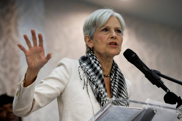 Calon presiden dari Partai Hijau Jill Stein berbicara kepada media selama rapat umum di Dearborn, Michigan, AS, Minggu (6/10/2024). Foto: Rebecca Cook/ REUTERS