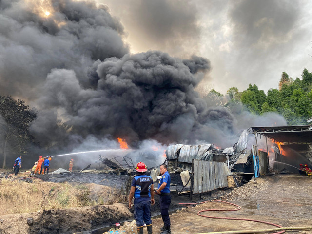 Kebakaran diduga gudang solar di Umbul Kunci, Kelurahan Keteguhan, Teluk Betung Timur. | Foto: Sinta Yuliana/Lampung Geh