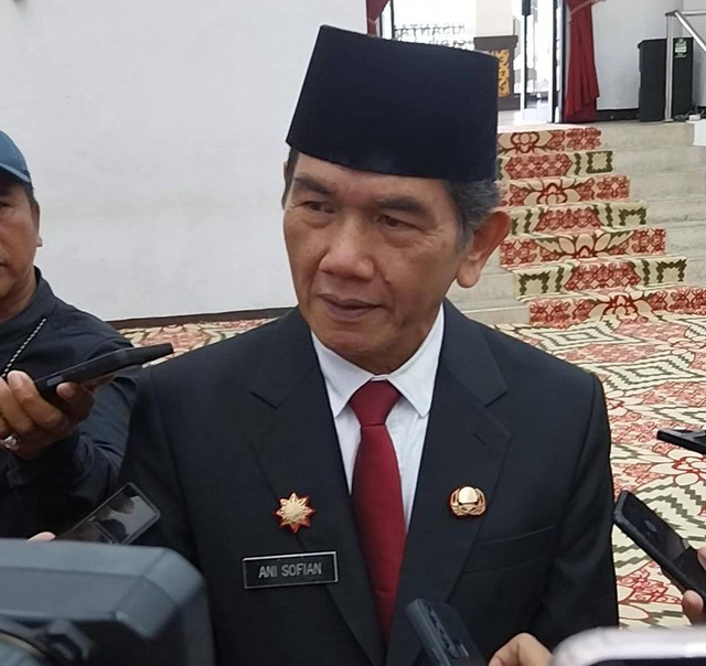 Ani Sofian menyampaikan kesan pesannya selama menjabat sebagai Pj Wali Kota Pontianak periode 2023-2024 usai pelantikan dan serah terima jabatan kepada Edi Suryanto. Foto: Alycia Tracy Nabila/Hi!Pontianak