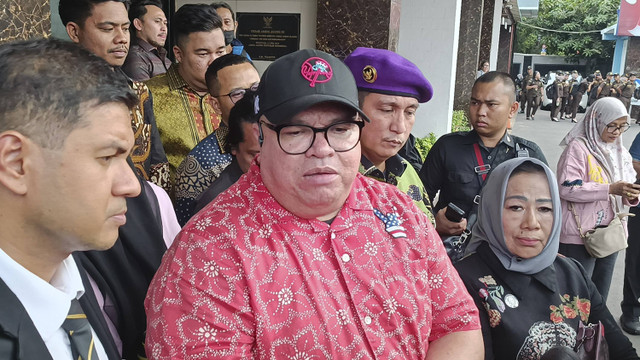 Razman Arif Nasution jalani pelimpahan tahap dua di Kejaksaan Negeri Jakarta Utara, Senin (4/11/2024). Foto: Giovanni/kumparan