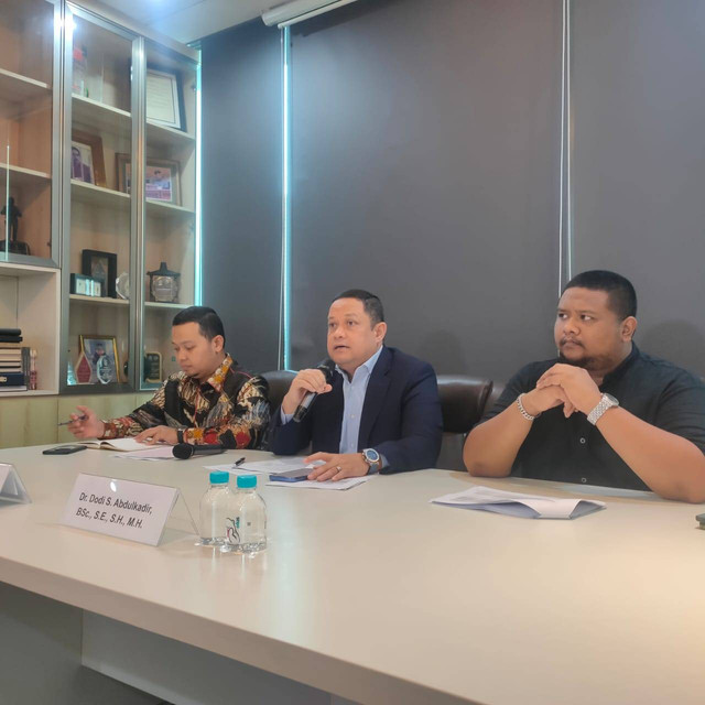 Konferensi pers kuasa hukum Thomas Lembong, Ari Yusuf Amir (tengah), di kawasan Kuningan, Jakarta Selatan, Senin (4/11/2024).  Foto: kumparan