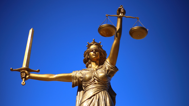 sumber : https://pixabay.com/photos/justice-statue-lady-justice-2060093/  Hukum dan keadilan. Mengingatkan kita akan pentingnya prinsip-prinsip keadilan dalam sistem hukum: ketidakberpihakan, objektivitas, keseimbangan, dan penegakan hukum yang adil