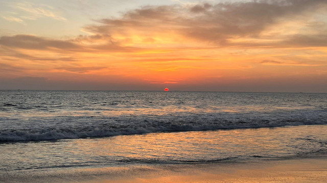 Sunset di Pantai Padang (Sumber : Jepretan Pribadi)