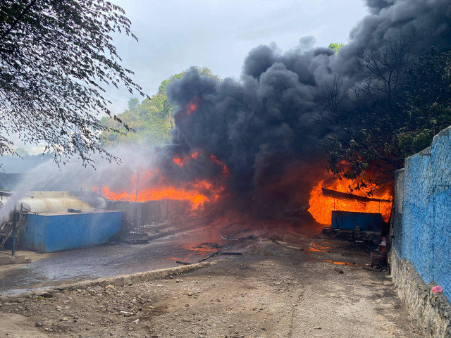 Kebakaran diduga gudang solar di Umbul Kunci, Kelurahan Keteguhan, Teluk Betung Timur. | Foto: Sinta Yuliana/Lampung Geh