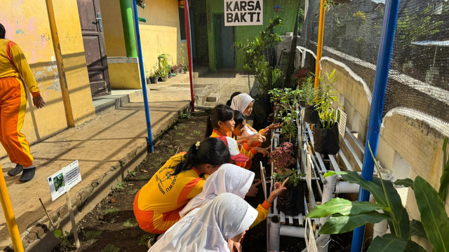 Siswa-Siswi SDN 2 Petungsewu Menikmati Taman Hasil Program Karangkitri (Sumber: Dokumentasi Pribadi)