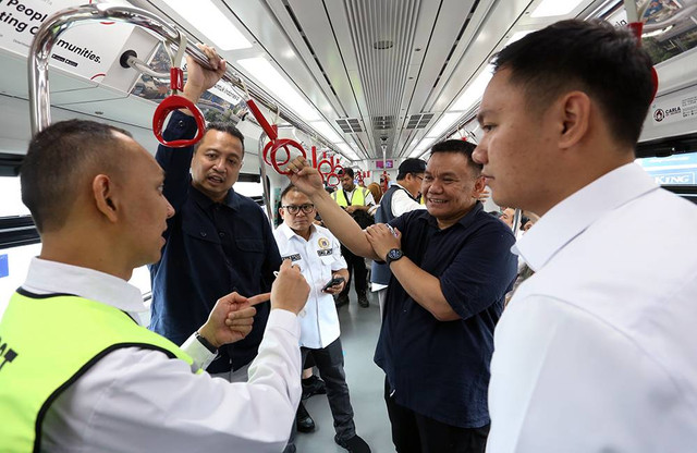 Komisi B DPRD DKI Jakarta menggunakan LRT untuk meninjau pembangunan jalur Fase 1B Velodrome-Manggarai. (dok.DDJP)