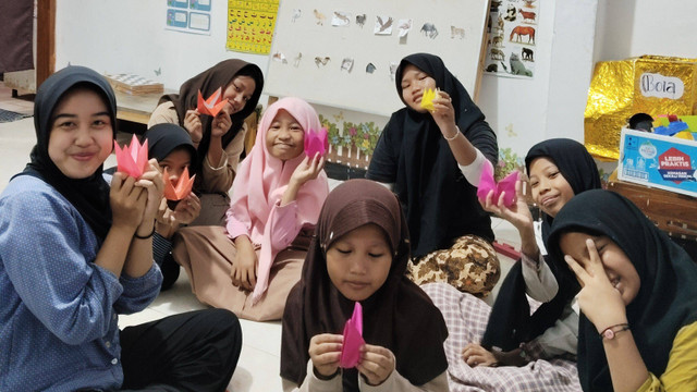 Kegiatan pembuatan origami di Yayasan Generasi Muda Membangun Indonesia (GAMMA). Sumber Gambar : Dokumen Pribadi