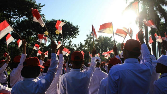 Sekelompok generasi penerus bangsa yang sedang mengibarkan bendera merah putih dengan tampak semangat (Photo by Deden R from Pexels: https://www.pexels.com/photo/independance-day-of-indonesia-27788594/)