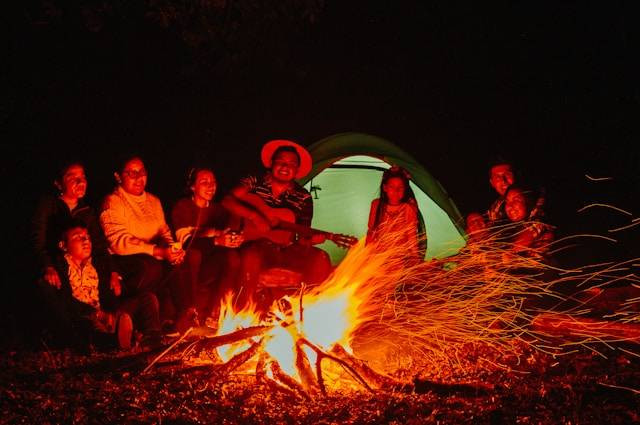 Camping keluarga di Bogor. Foto hanyalah ilustrasi, bukan tempat yang sebenarnya. Sumber: Unsplash/Camilo Contreras