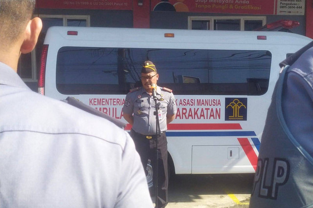 Kalapas Jember, Hasan Basri sedang memberikan amanah