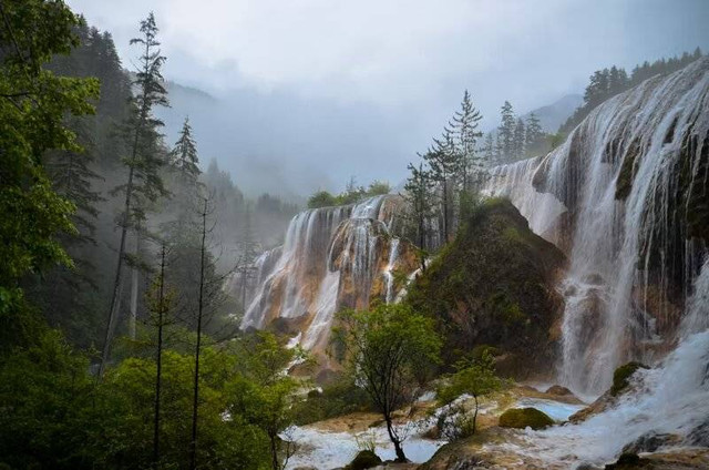 Air Terjun Curug Klenting Kuning. Foto hanya ilustrasi, bukan tempat yang sebenarnya. Sumber: Unsplash/Swander