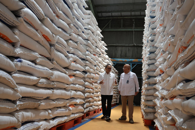 Menteri Koordinator Bidang Pangan Zulkifli Hasan (kiri) dan Direktur Utama Perum BULOG, Wahyu Suparyono (kanan) pada kunjungan ke Kawasan Pergudangan BULOG di Sunter Timur, Jakarta. Foto: Dok. Bulog