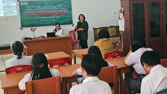 Pelatihan pencegahan dampak gas-gas beracun erupsi gunung berapi di SMA Kristen Schwarz di Langowan, yang digelar PKM Universitas Negeri Manado (UNIMA).