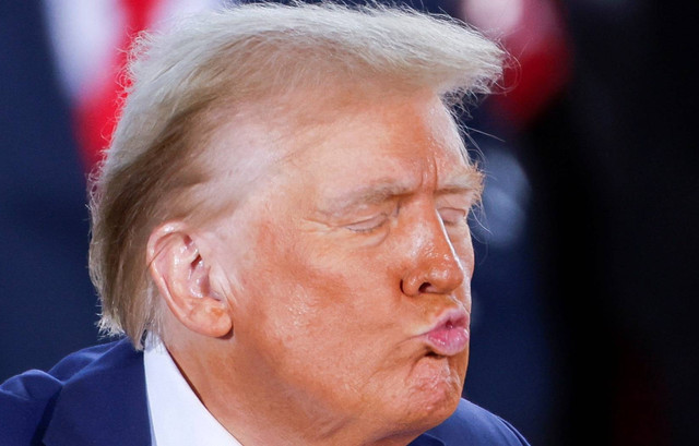 Calon presiden dari Partai Republik dan mantan Presiden AS Donald Trump memberi isyarat selama acara kampanye di Dorton Arena, di Raleigh, North Carolina, AS 4 November 2024. Foto: REUTERS/Jonathan Drake