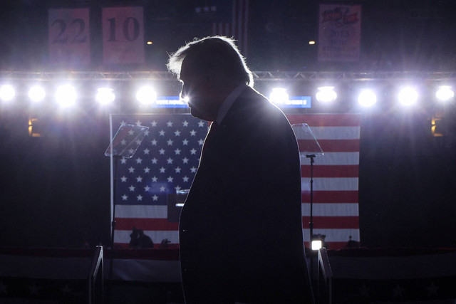 Calon presiden dari Partai Republik dan mantan Presiden AS Donald Trump mengadakan rapat umum di Santander Arena di Reading, Pennsylvania, AS, 4 November 2024. Foto: REUTERS/Brian Snyder