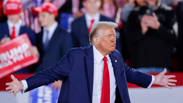 Calon presiden dari Partai Republik dan mantan Presiden AS Donald Trump memberi isyarat selama acara kampanye di Dorton Arena, di Raleigh, North Carolina, AS 4 November 2024. Foto: REUTERS/Jonathan Drake