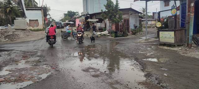 Pengendara melintasi jalan rusak di Jalan Danau Marsabut, Kecamatan Medan Barat, Kota Medan. Foto: Dok. Istimewa