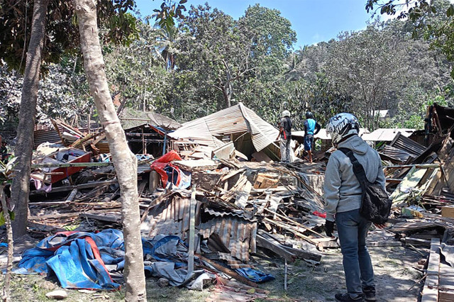 Warga melihat bangunan yang roboh terdampak erupsi Gunung Lewotobi Laki-Laki di Kabupaten Flores Timur, Nusa Tenggara Timur, Senin (4/11/2024). Foto: ANTARA FOTO/Humas Polres Flores Timur