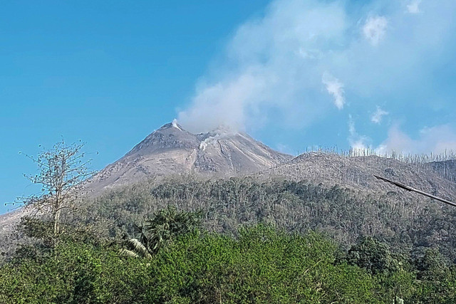 Gunung Lewotobi Laki-Laki mengeluarkan asap vulkanik terlihat dari Kecamatan Ile Bura, Kabupaten Flores Timur, Nusa Tenggara Timur, Senin (4/11/2024). Foto: ANTARA FOTO/Pemulet Paul