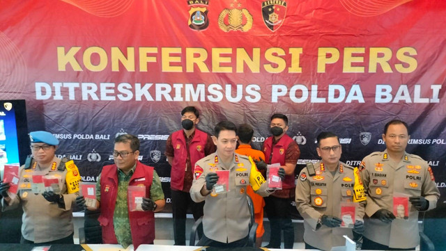 Polda Bali merilis kasus rentenir Agus Weng-weng, Rabu (5/11/2024).  Foto: Denita BR Matondang/kumparan