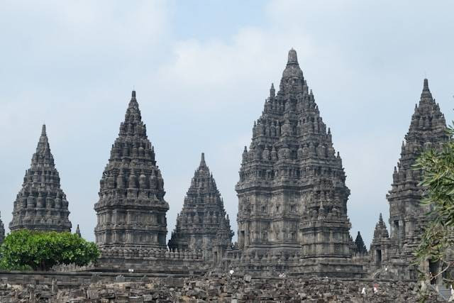 Ilustrasi bukti-bukti apa yang memperkuat berbagai teori masuknya Hindu-Budha ke Indonesia. Foto: Unsplash/Albertus Gilang Drigantoro Saputro