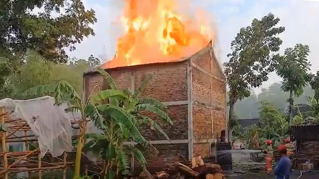 Petugas saat lakukan pemadaman kebakaran gudang pengeringan tembakau (oven) di Desa Sitiaji, Kecamatan Sukosewu, Kabupaten Bojonegoro, Jawa Timur. Selasa (05/11/2024). (Aset: Istimewa)