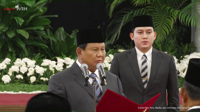 Presiden Prabowo Subianto melantik Anggota KPU, Wakil Ketua dan Anggota DEN, Keanggotaan Kompolnas dan Kepala OIKN di Istana Negara, Jakarta, Selasa (5/11/2024).
 Foto: YouTube/Sekretariat Presiden