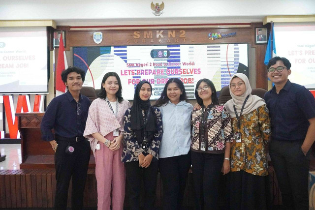 Mahasiswa Pelaksana Workshop "Road to Career World: Let’s Prepare of Our Dream Job"